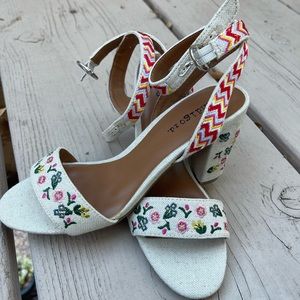 NWOT Indigo Rd Floral Heels